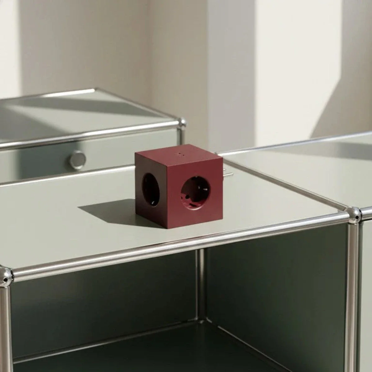 Square 2 USB // Bauhaus-Archiv Mulberry Red - Image 3
